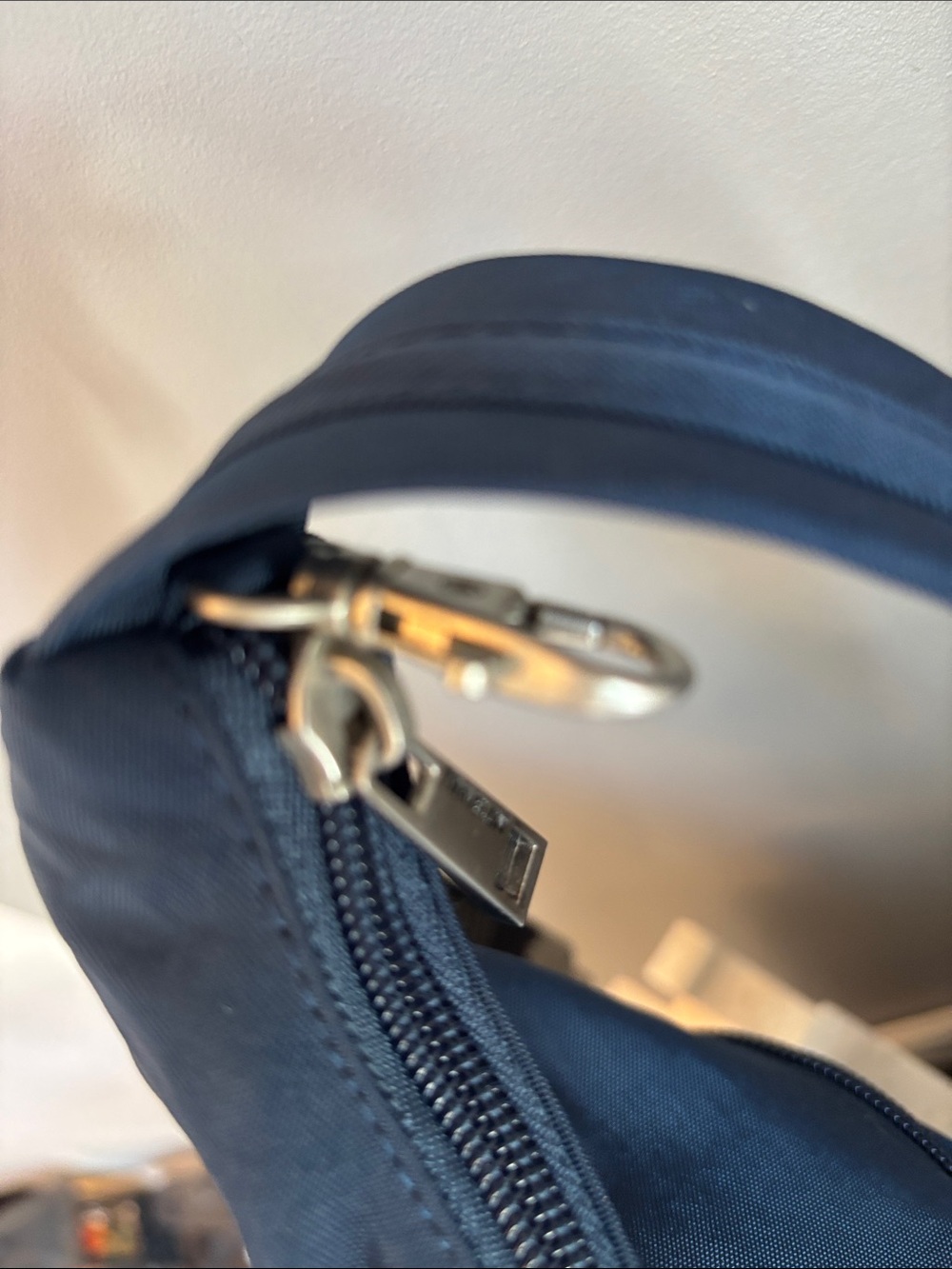 New with tags!Beautiful Travelon Anti-Theft Signature Compartment Crossbody Bag - Picture 4 of 7